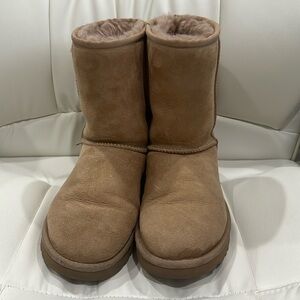 Preowned Classic Ugg size 6